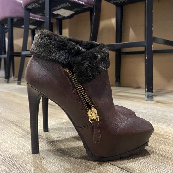 GUESS "Ivorie" Black Leather Faux Fur Trim Ankle Booties Women's - Picture 1 of 12